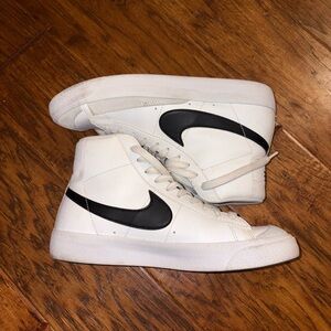 nike blazer mid ‘77 white and black